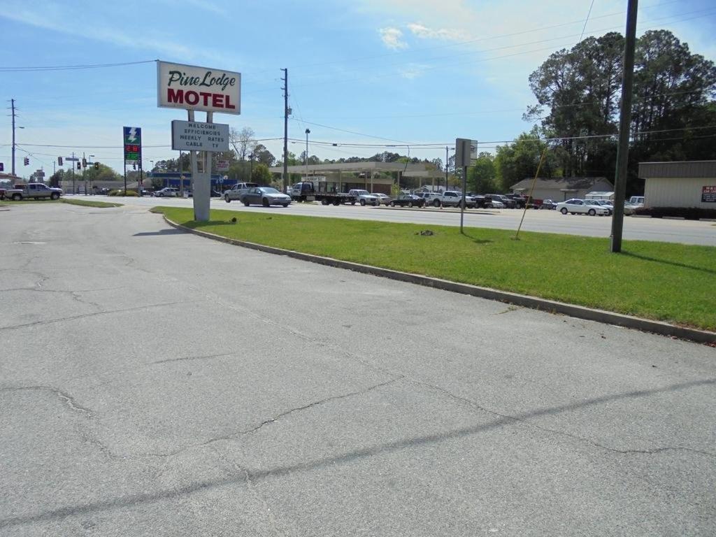 Pinelodge Motel Baxley Экстерьер фото